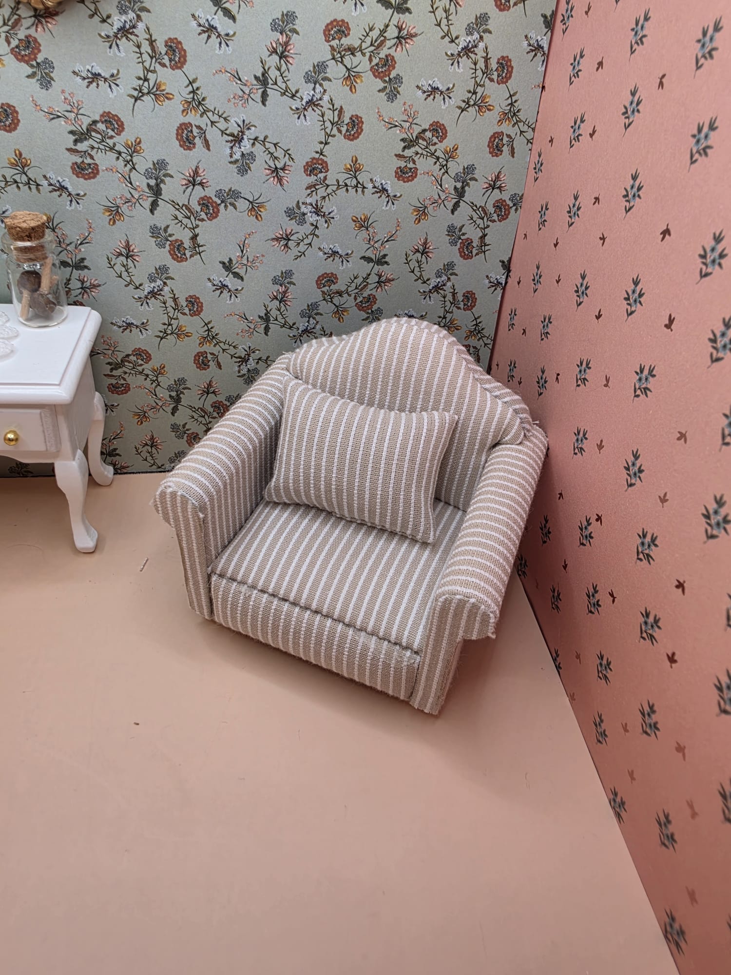 Fauteuil miniature beige à rayures vu de face