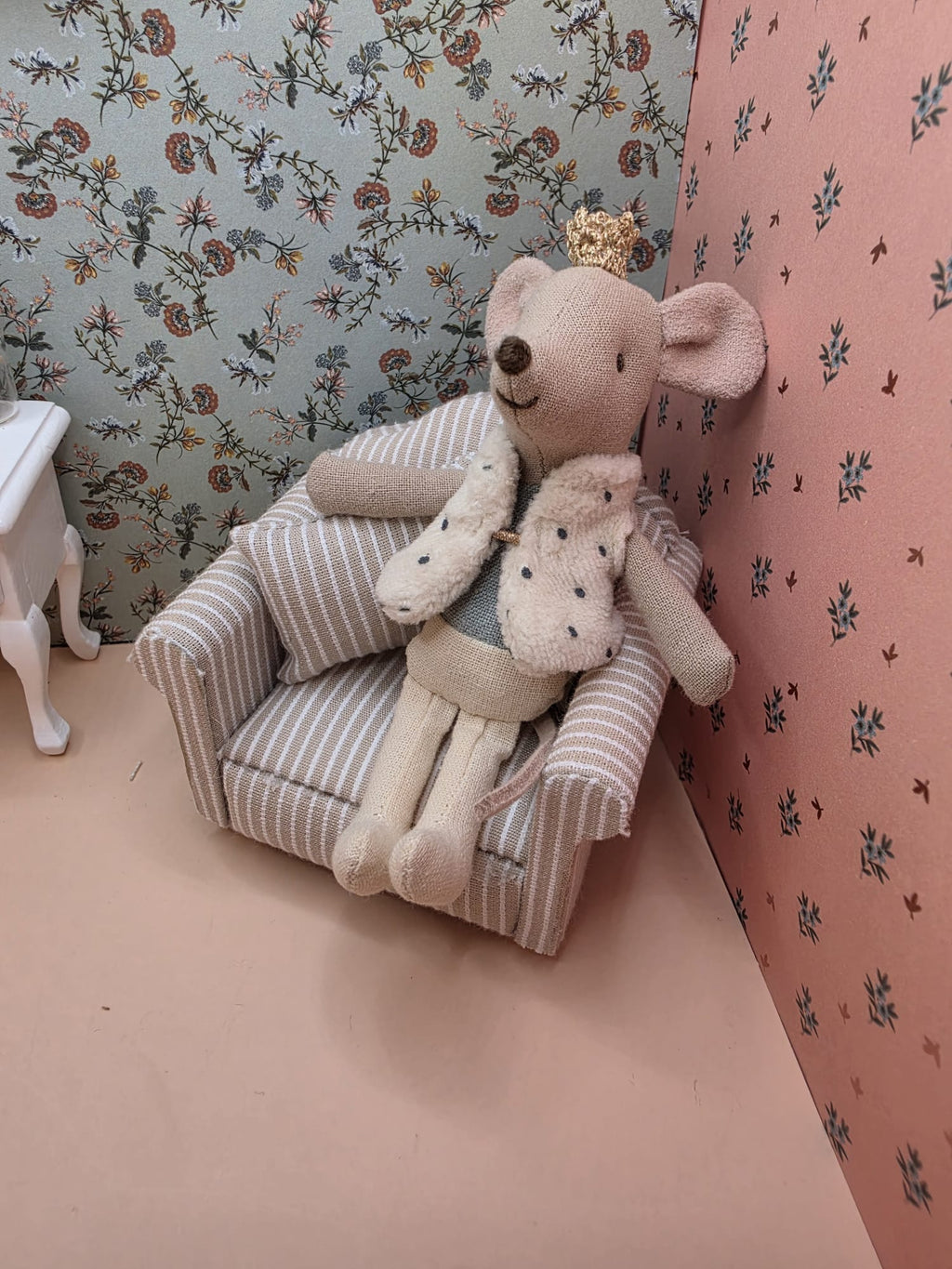Détail des rayures fines du fauteuil miniature beige