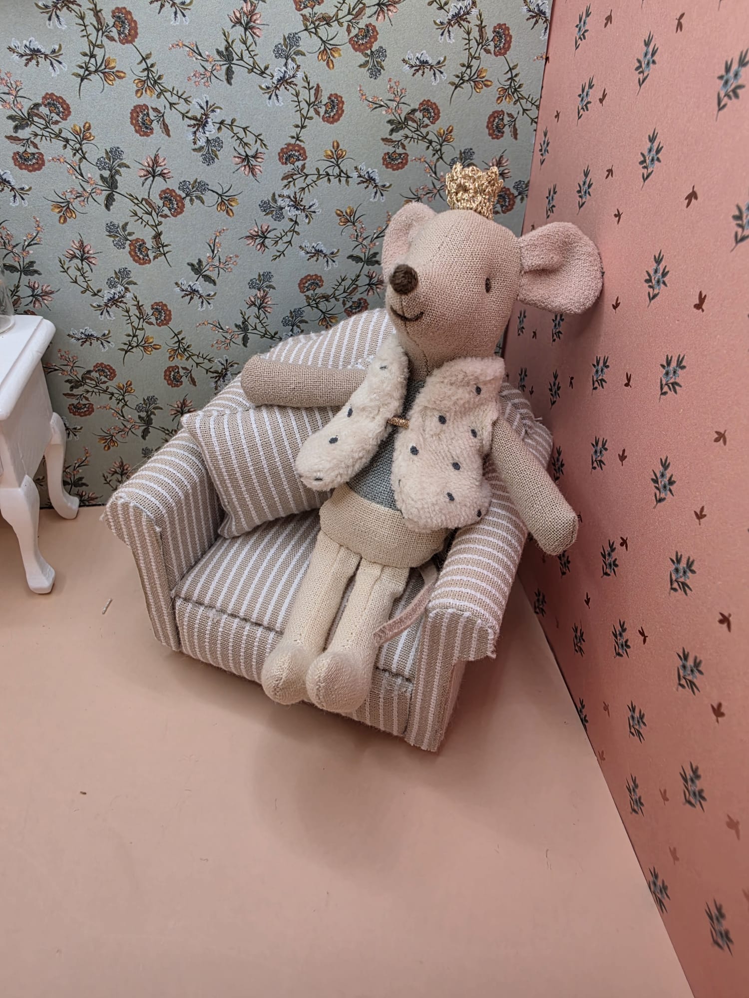 Détail des rayures fines du fauteuil miniature beige