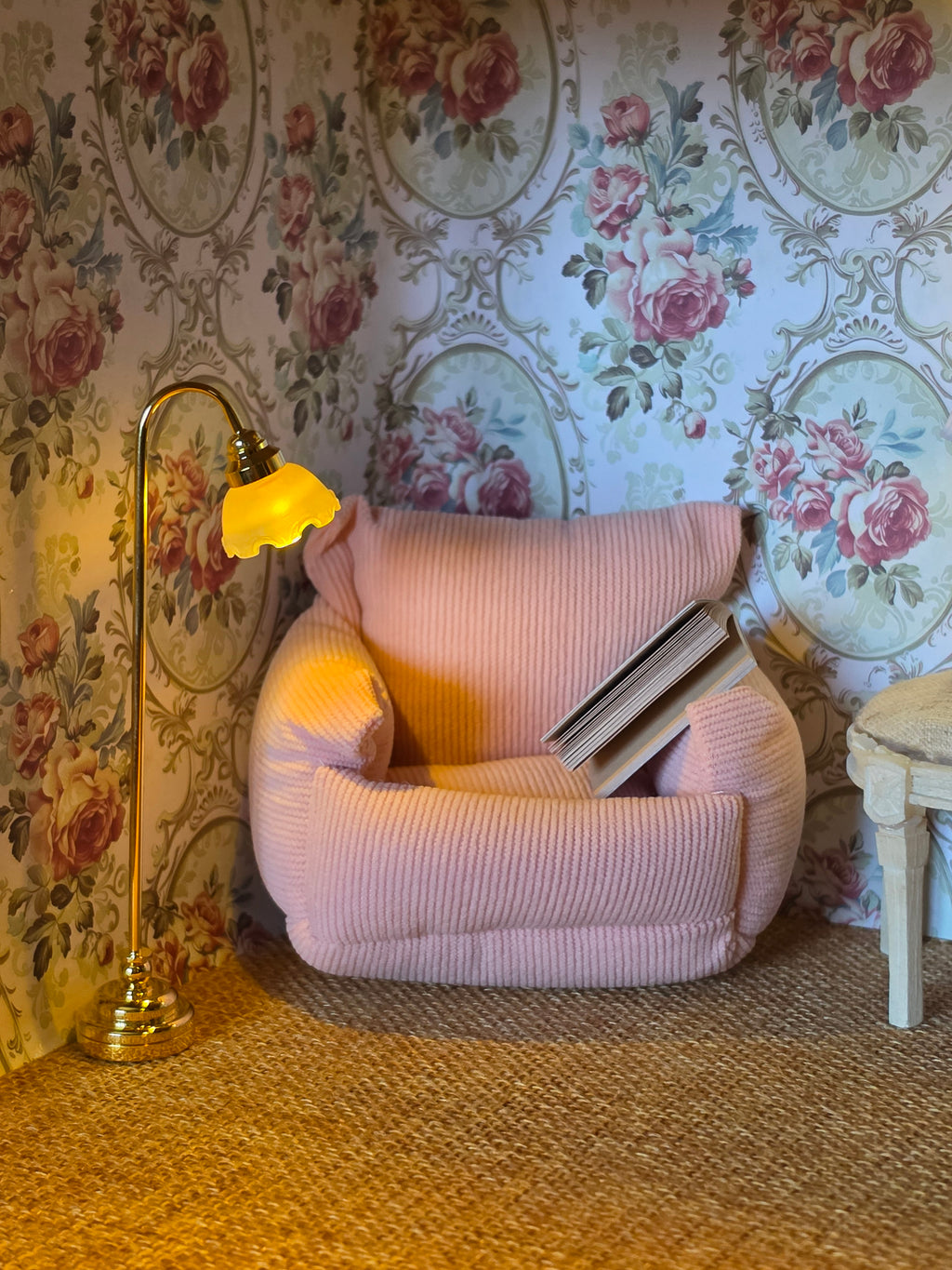 Assise moelleuse du fauteuil miniature en velours rose