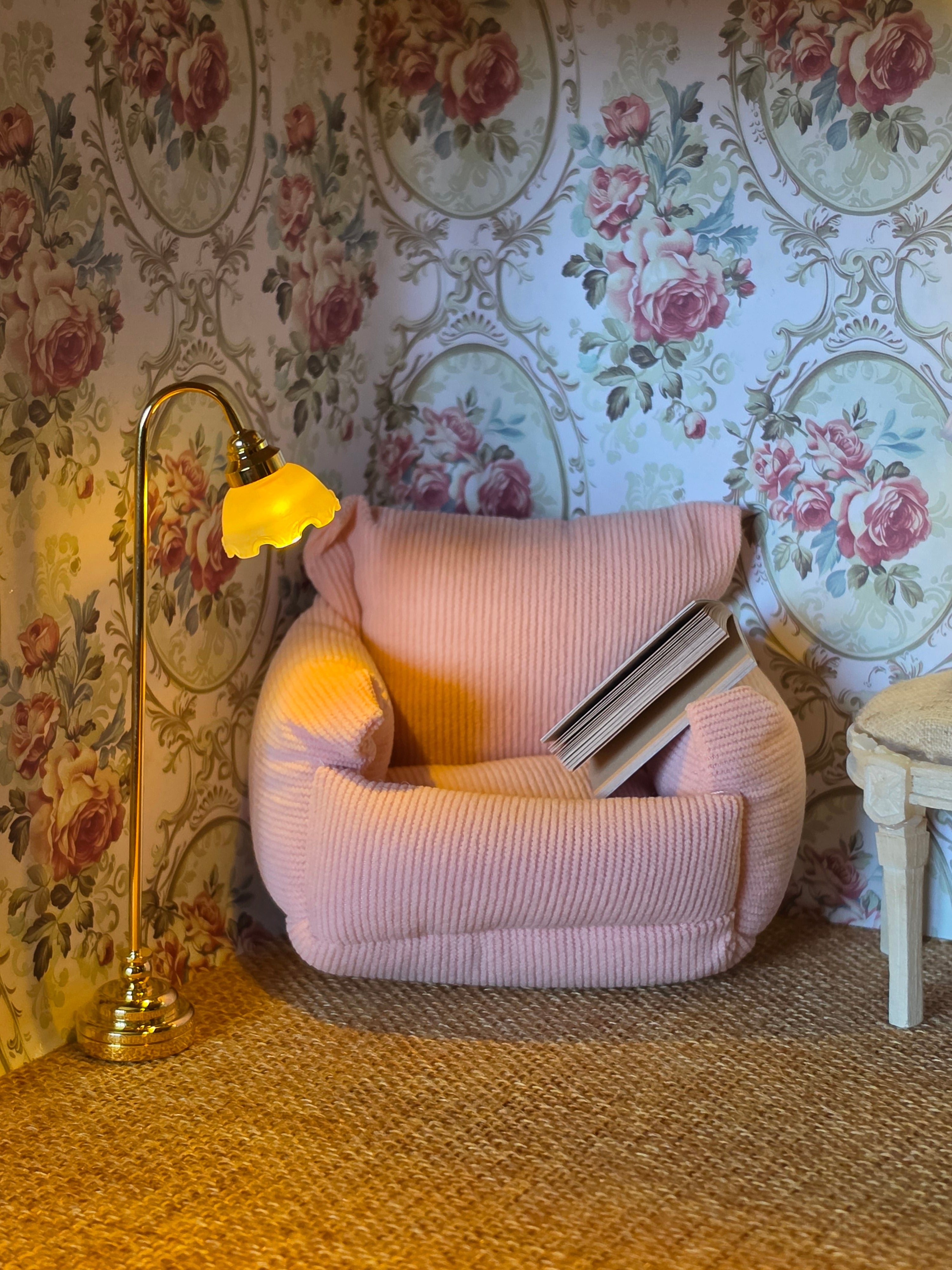 Assise moelleuse du fauteuil miniature en velours rose