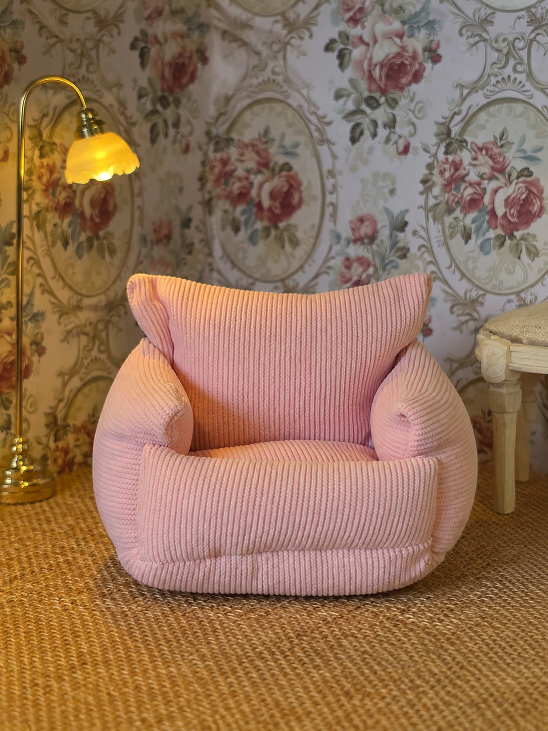 Fauteuil miniature en velours rose, échelle 1/12