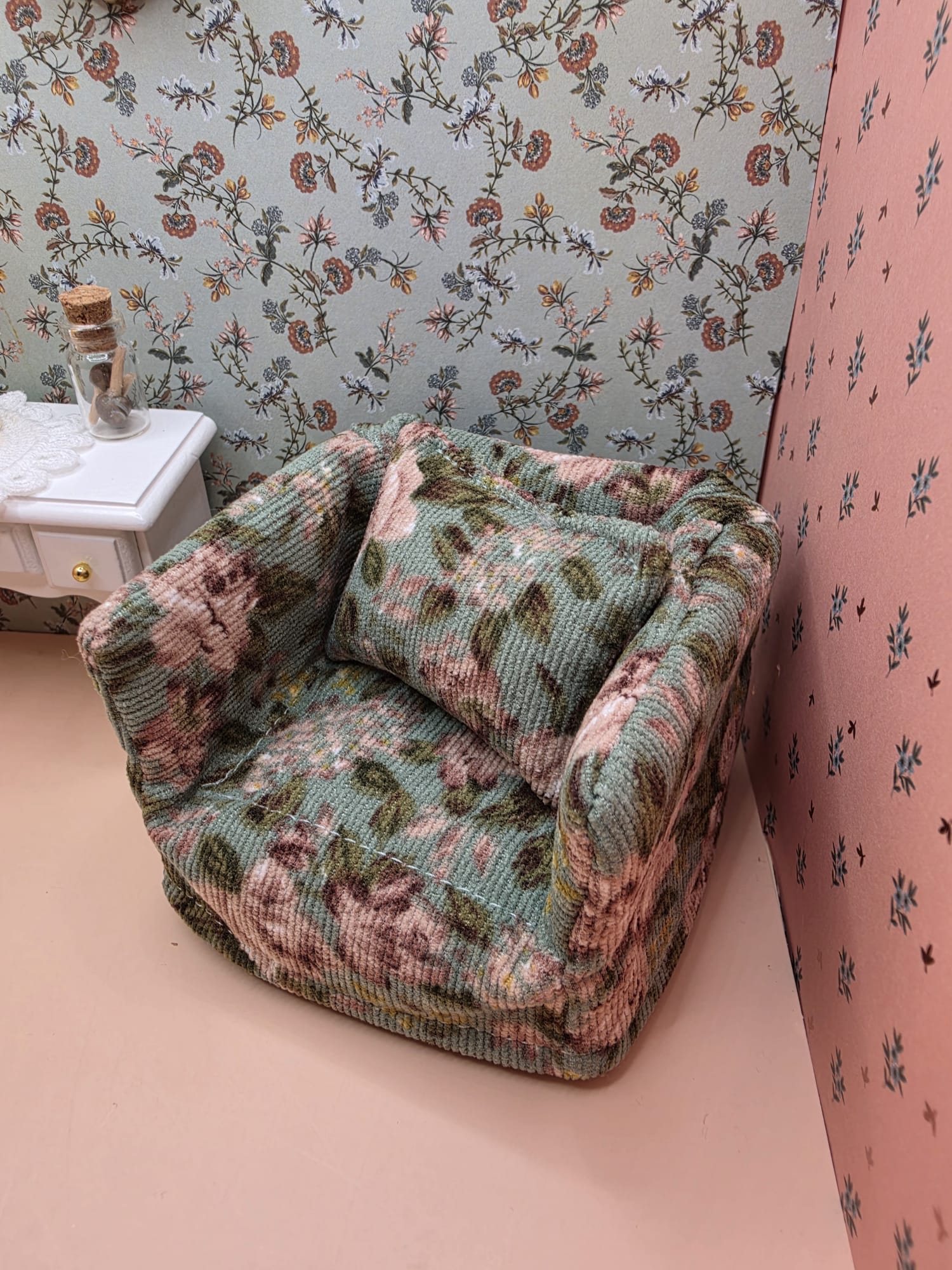 Fauteuil miniature en velours vert à motif floral, échelle 1/12