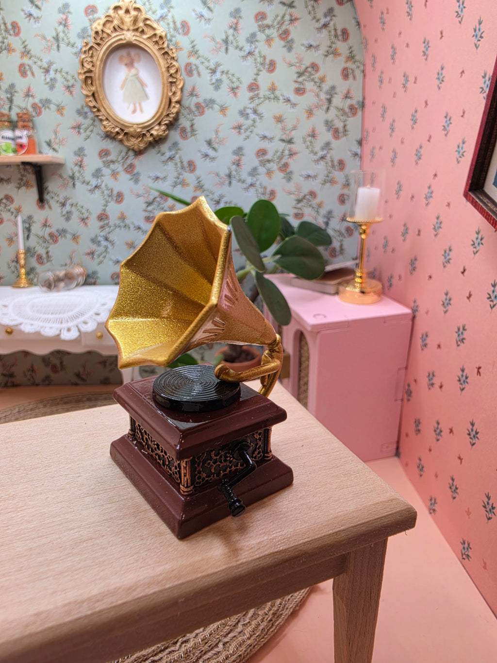 Pavillon doré du gramophone miniature rétro