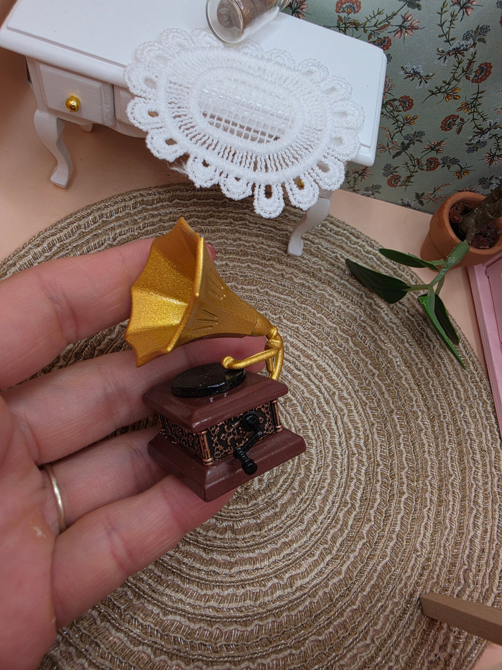 Base sculptée effet bois du gramophone miniature