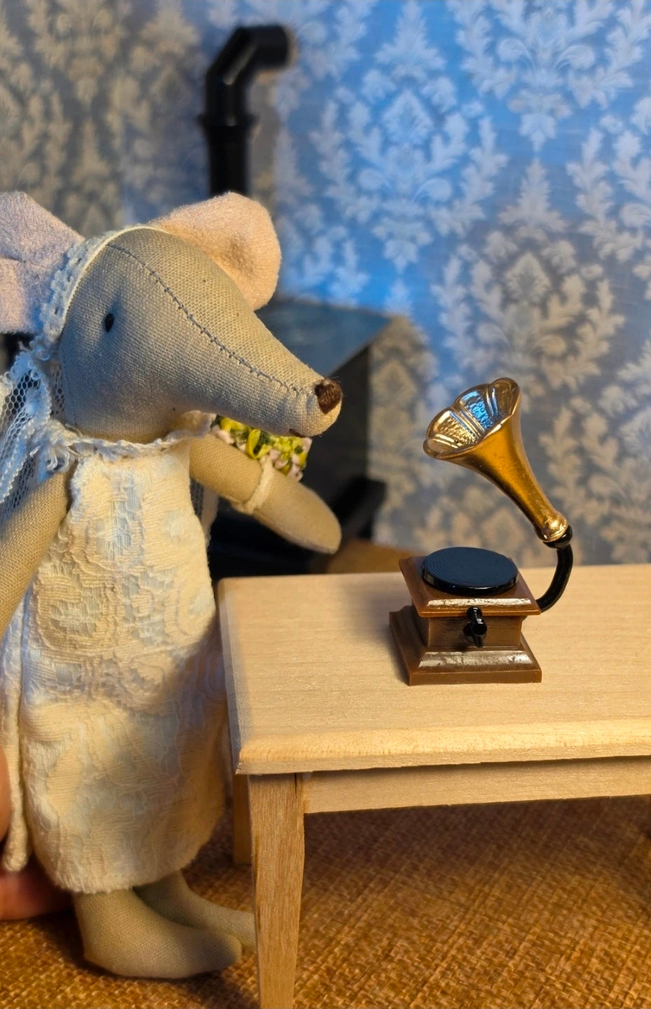 Base effet bois sculpté du gramophone miniature