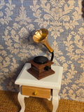 Gramophone miniature rétro à pavillon doré, échelle 1/12