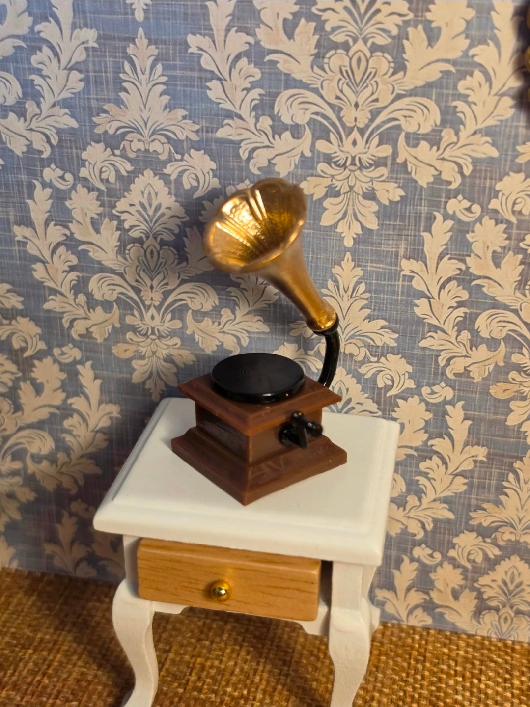 Gramophone miniature rétro à pavillon doré, échelle 1/12