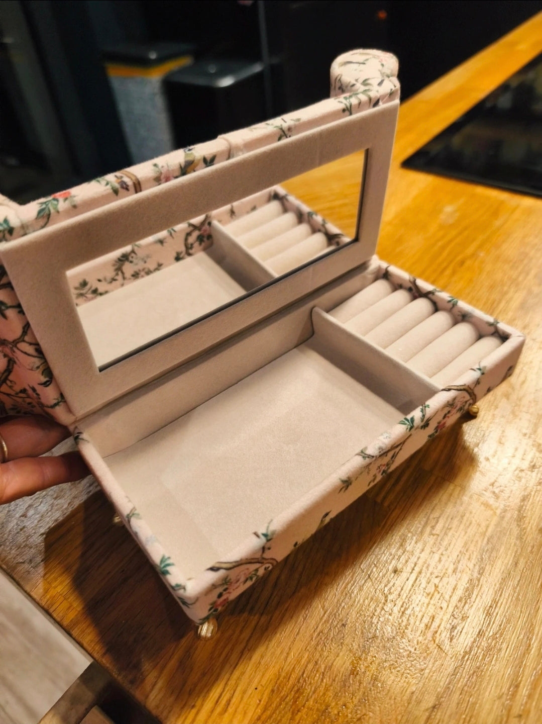 Canapé miniature fleuri ouvert révélant la boîte à bijoux avec miroir