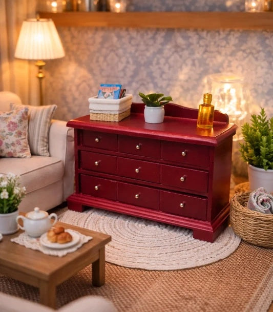 Tiroirs de la grande commode miniature bordeaux