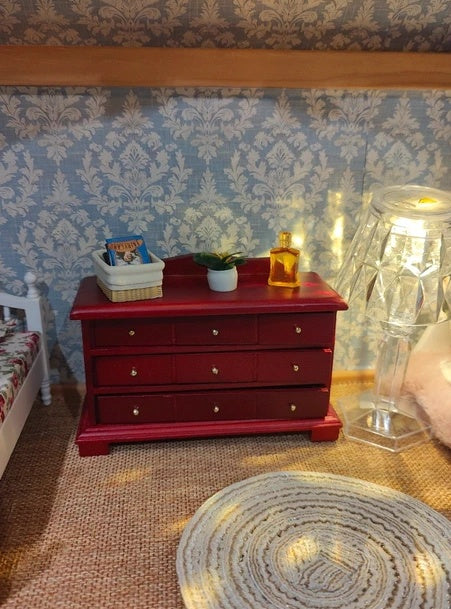 Grande commode miniature bordeaux en situation