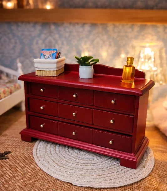 Grande commode miniature en bois bordeaux, échelle 1/12