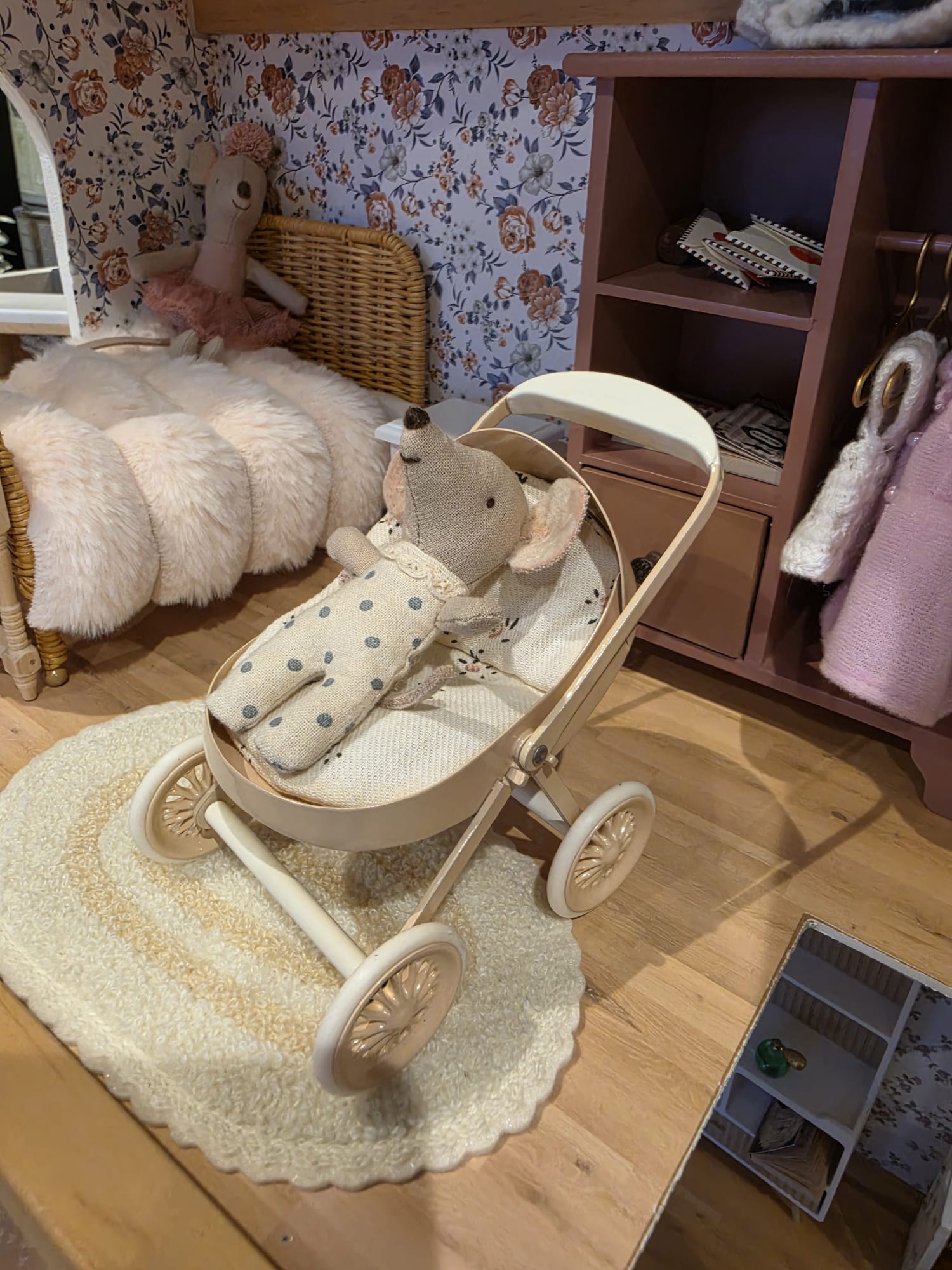 Grande poussette en métal rose poudrée