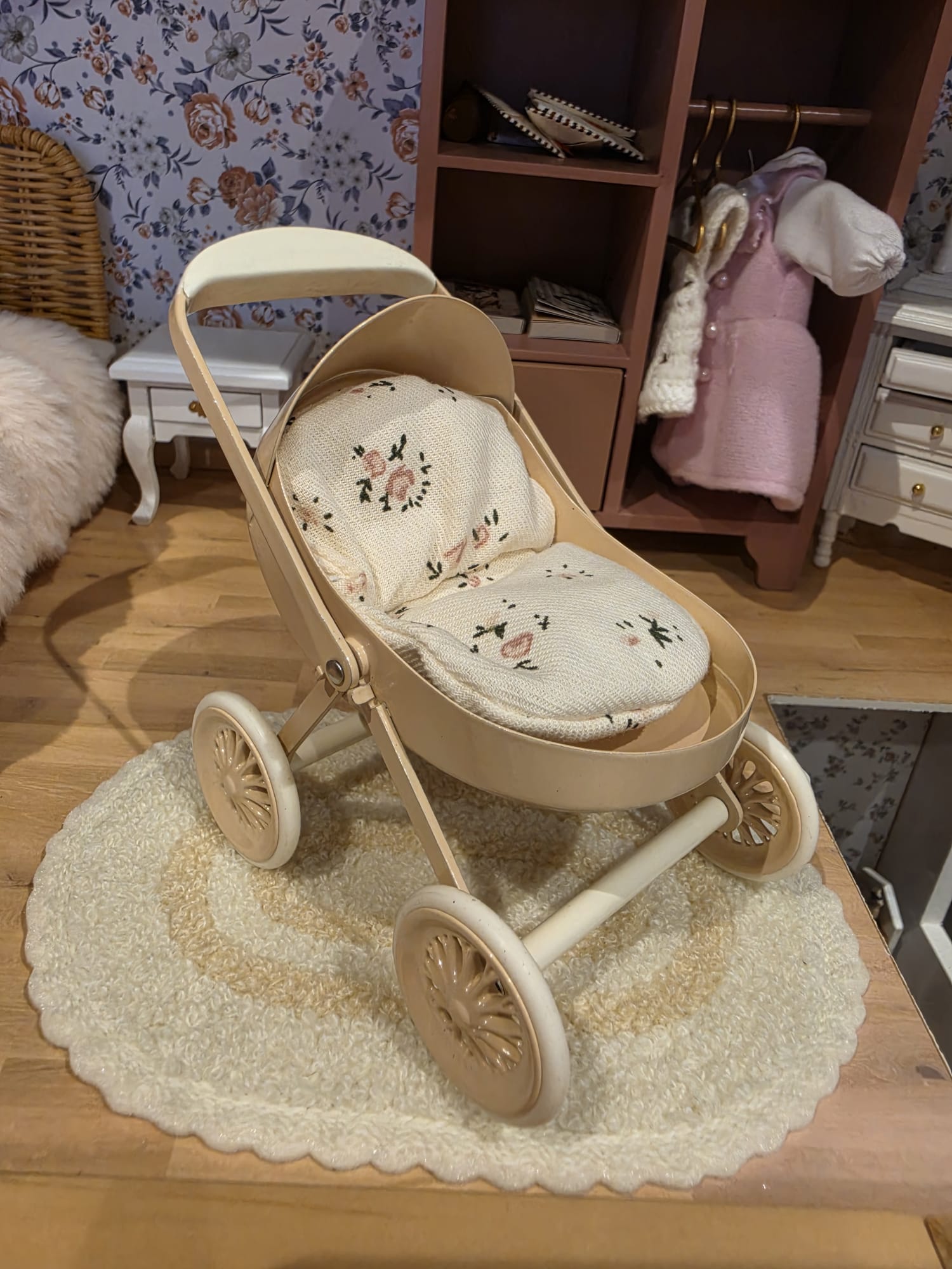 Grande poussette en métal rose poudrée