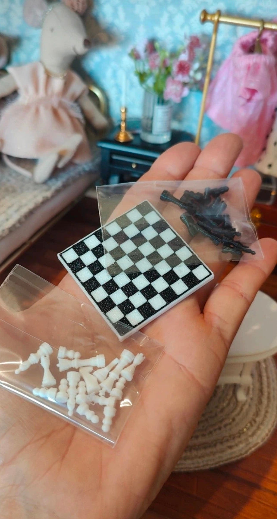 Jeu d'échecs miniature en situation dans un salon de maison de poupée