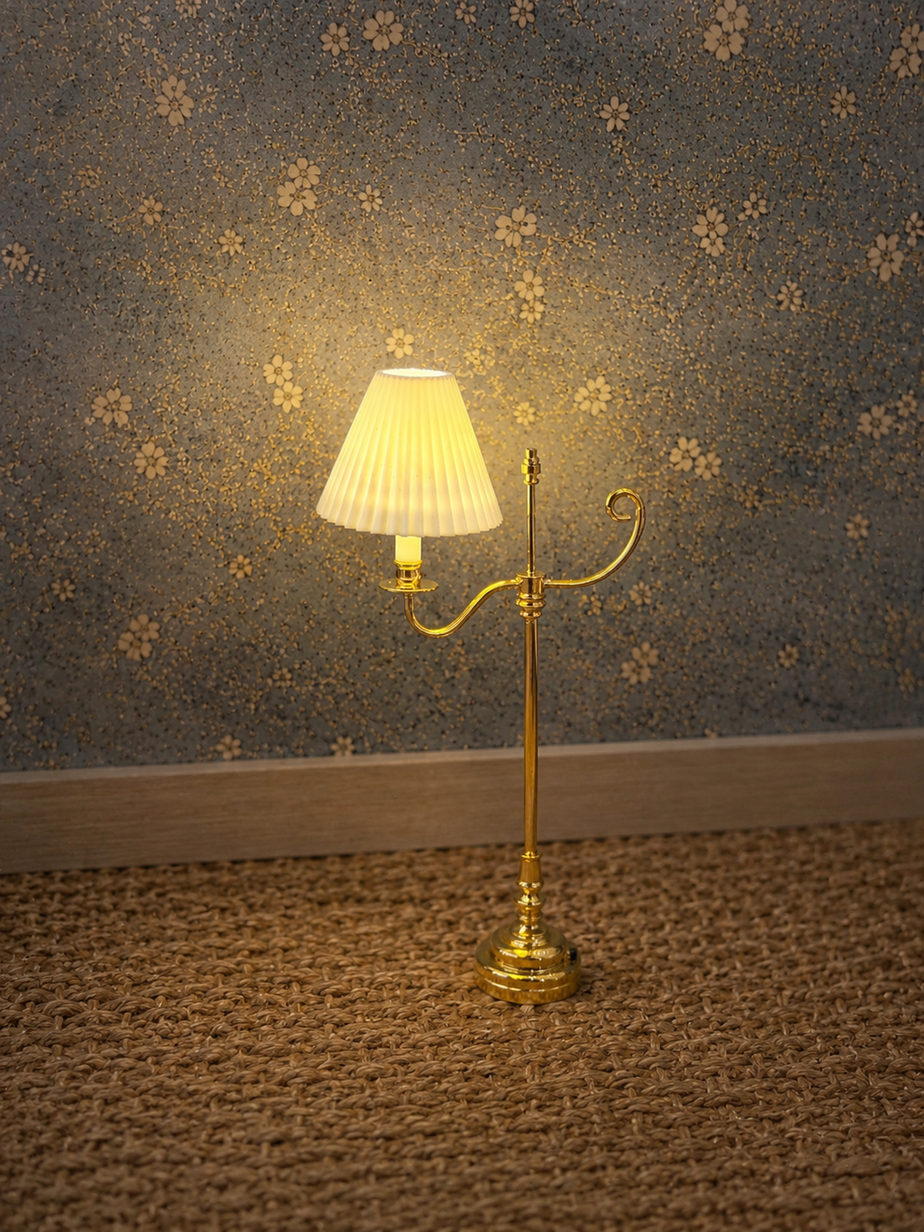 Lampadaire miniature en laiton allumé