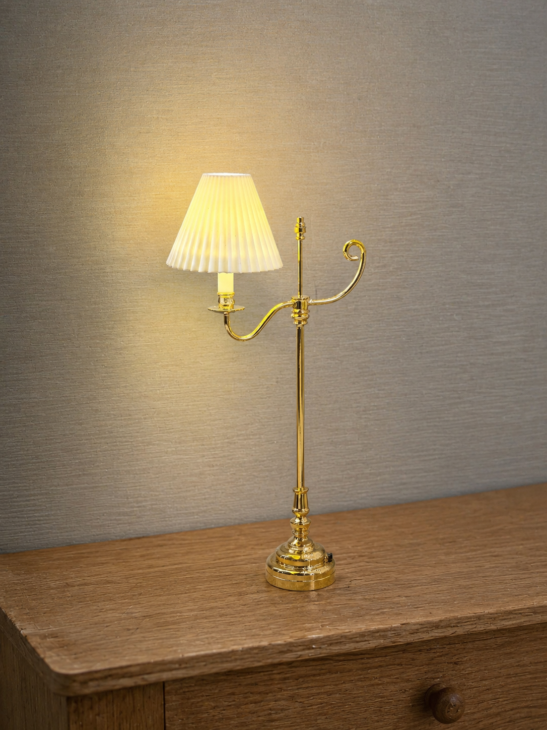Détail de l'abat-jour plissé du lampadaire miniature
