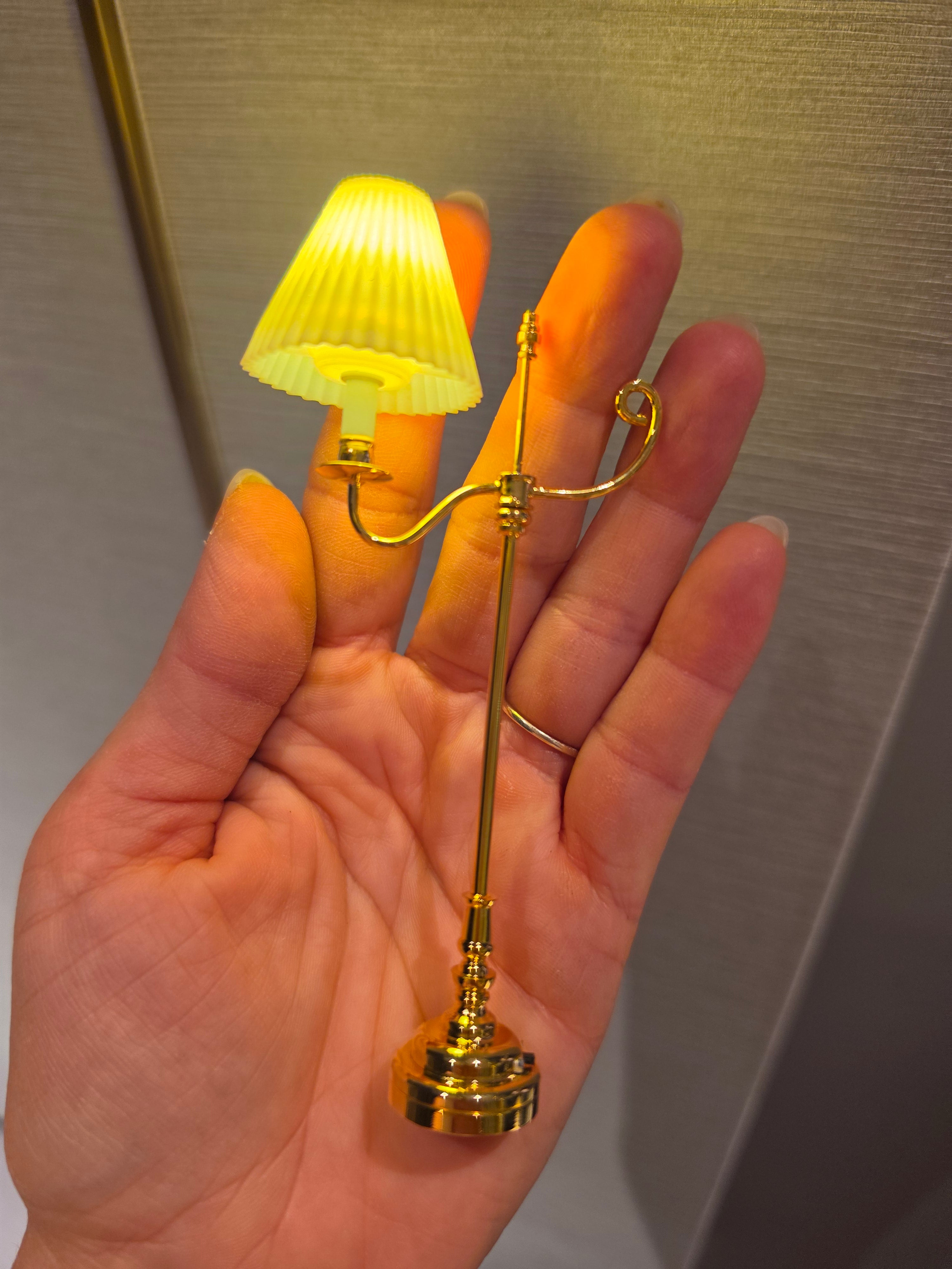 Lampadaire miniature en situation dans un coin lecture