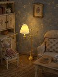 Lampadaire miniature en laiton doré à abat-jour plissé, échelle 1/12