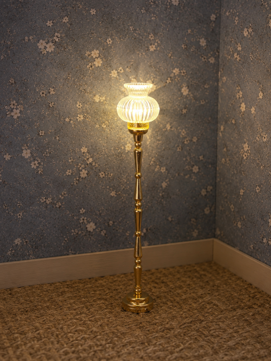 Lampadaire miniature laiton allumé, lumière à travers le verre strié