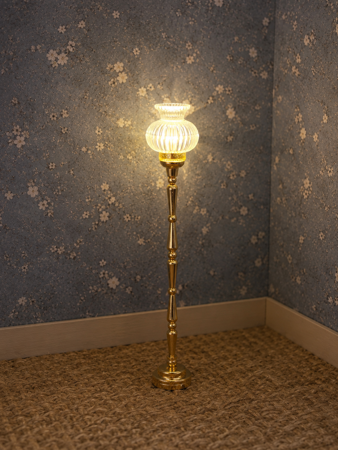 Lampadaire miniature laiton allumé, lumière à travers le verre strié
