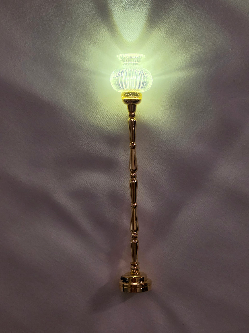 Détail de l'abat-jour en verre strié du lampadaire miniature