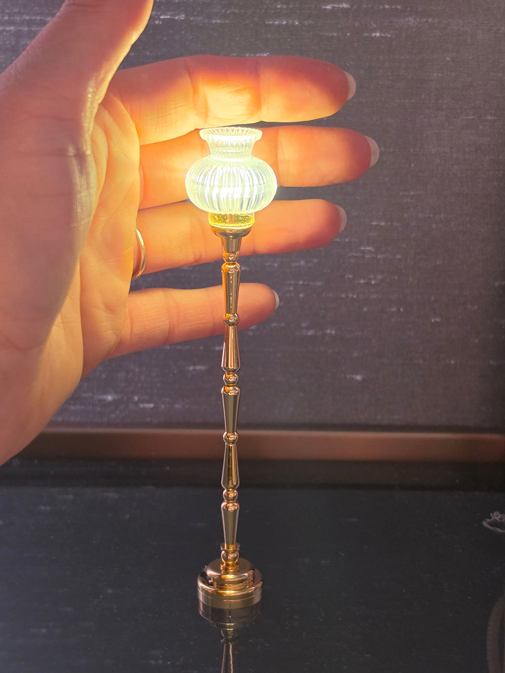 Lampadaire miniature laiton en situation dans un salon
