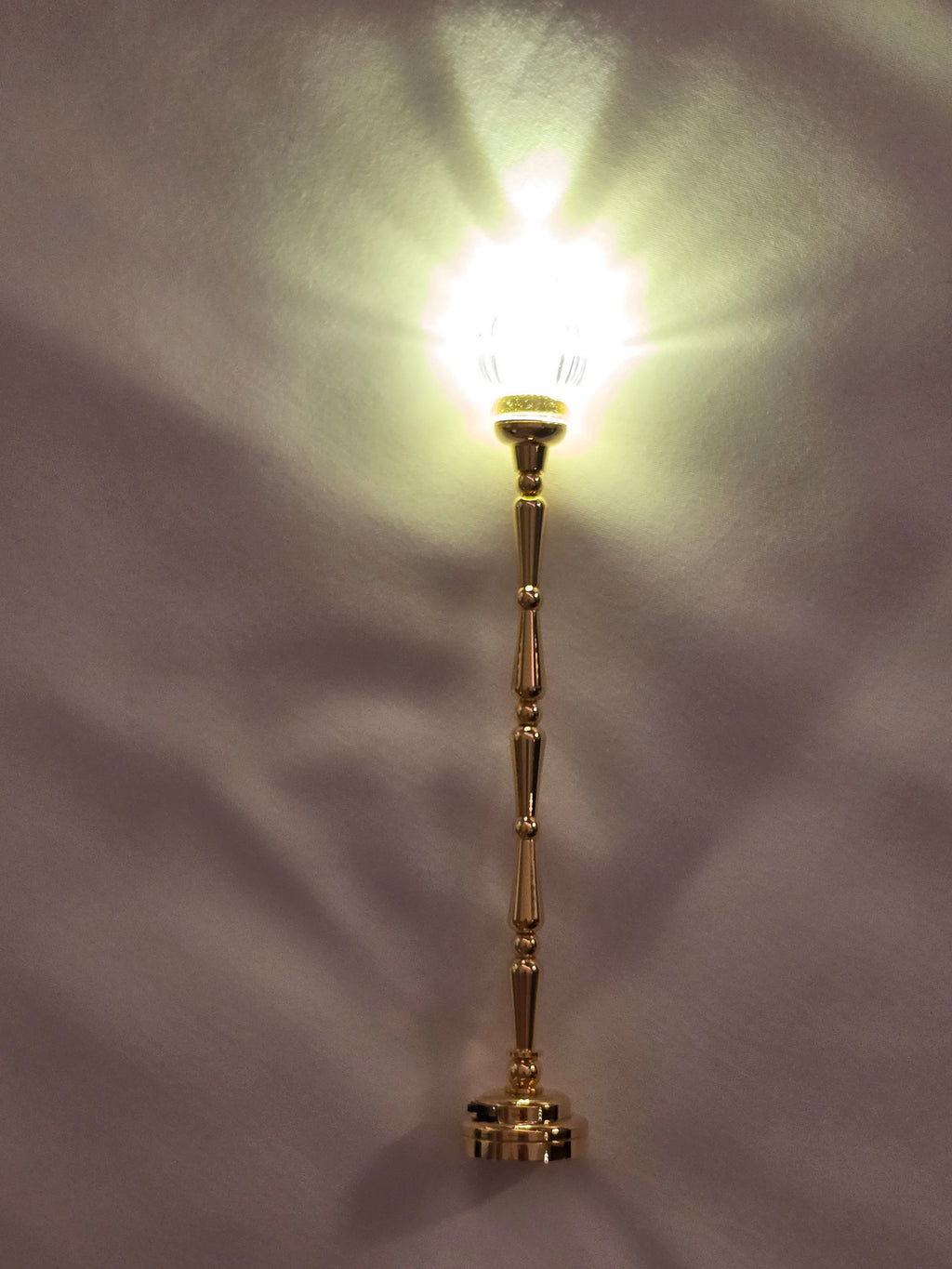 Lampadaire miniature laiton vu de côté