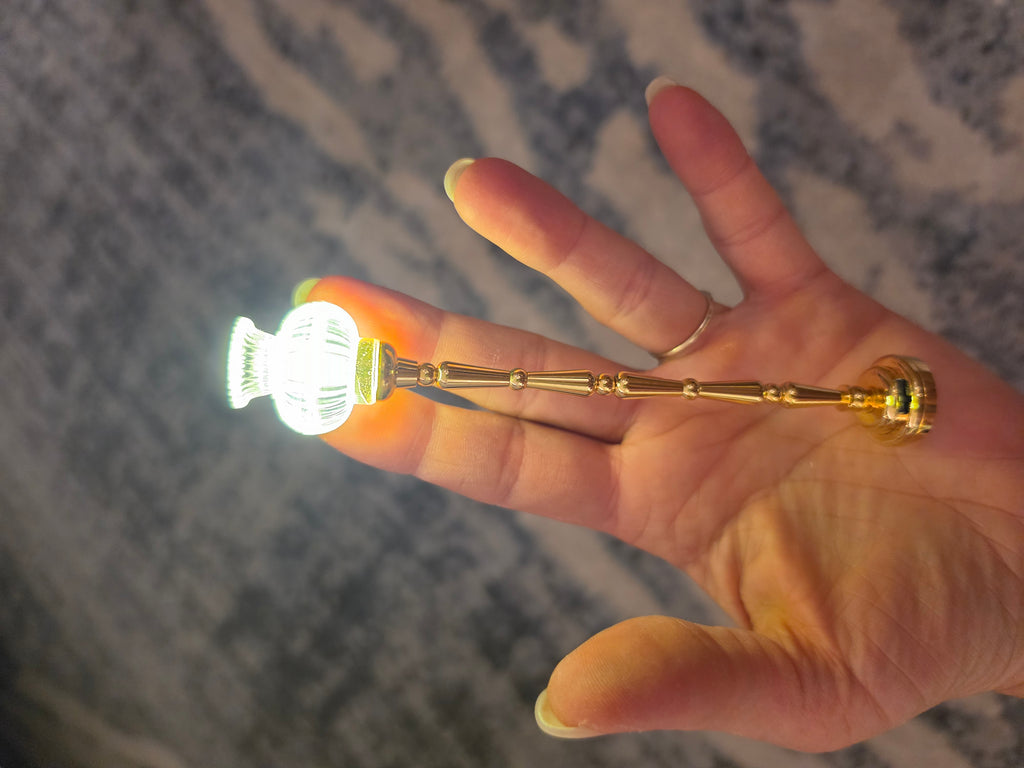 Lampadaire miniature laiton dans une bibliothèque de maison de souris