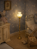 Lampadaire miniature en laiton doré à abat-jour de verre strié, échelle 1/12