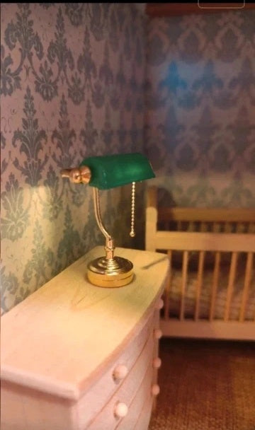 Détail de l'abat-jour vert de la lampe de banquier miniature