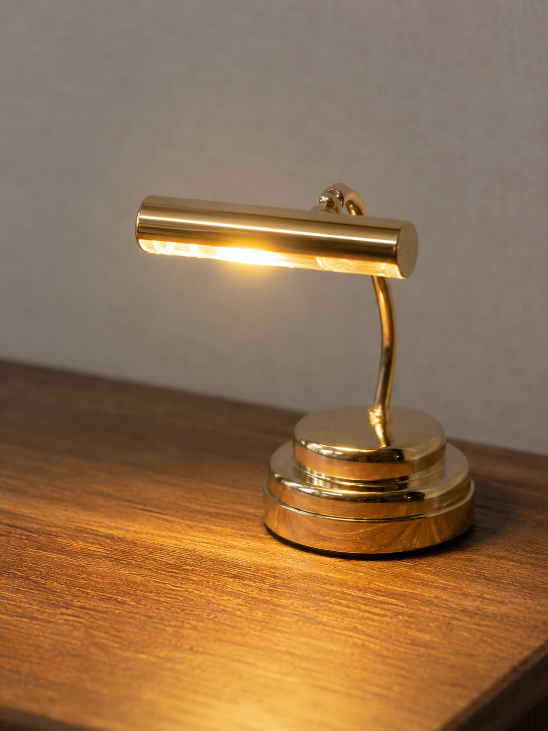 Lampe de bureau design miniature allumée