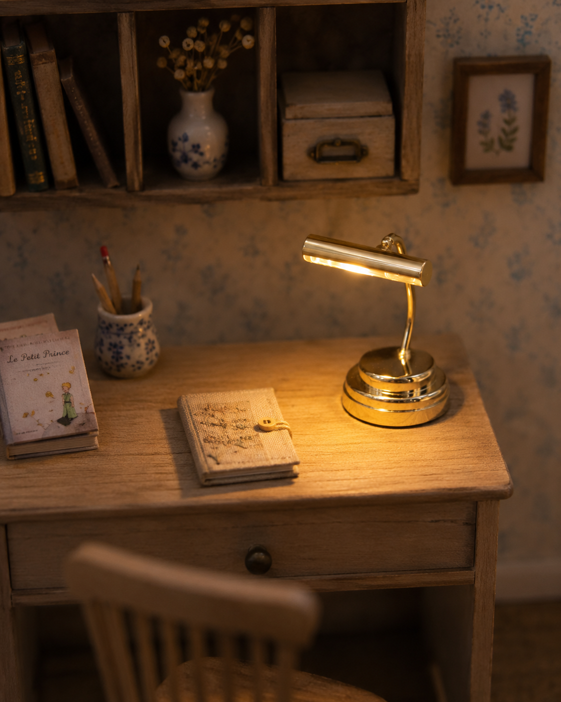 Lampe de bureau miniature design en métal doré, échelle 1/12