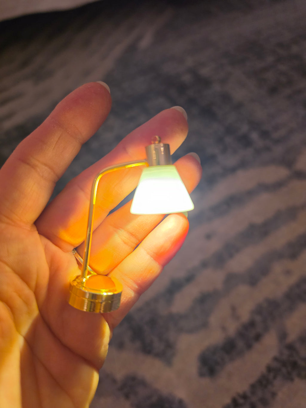 Lampe de bureau dorée miniature en situation sur un bureau