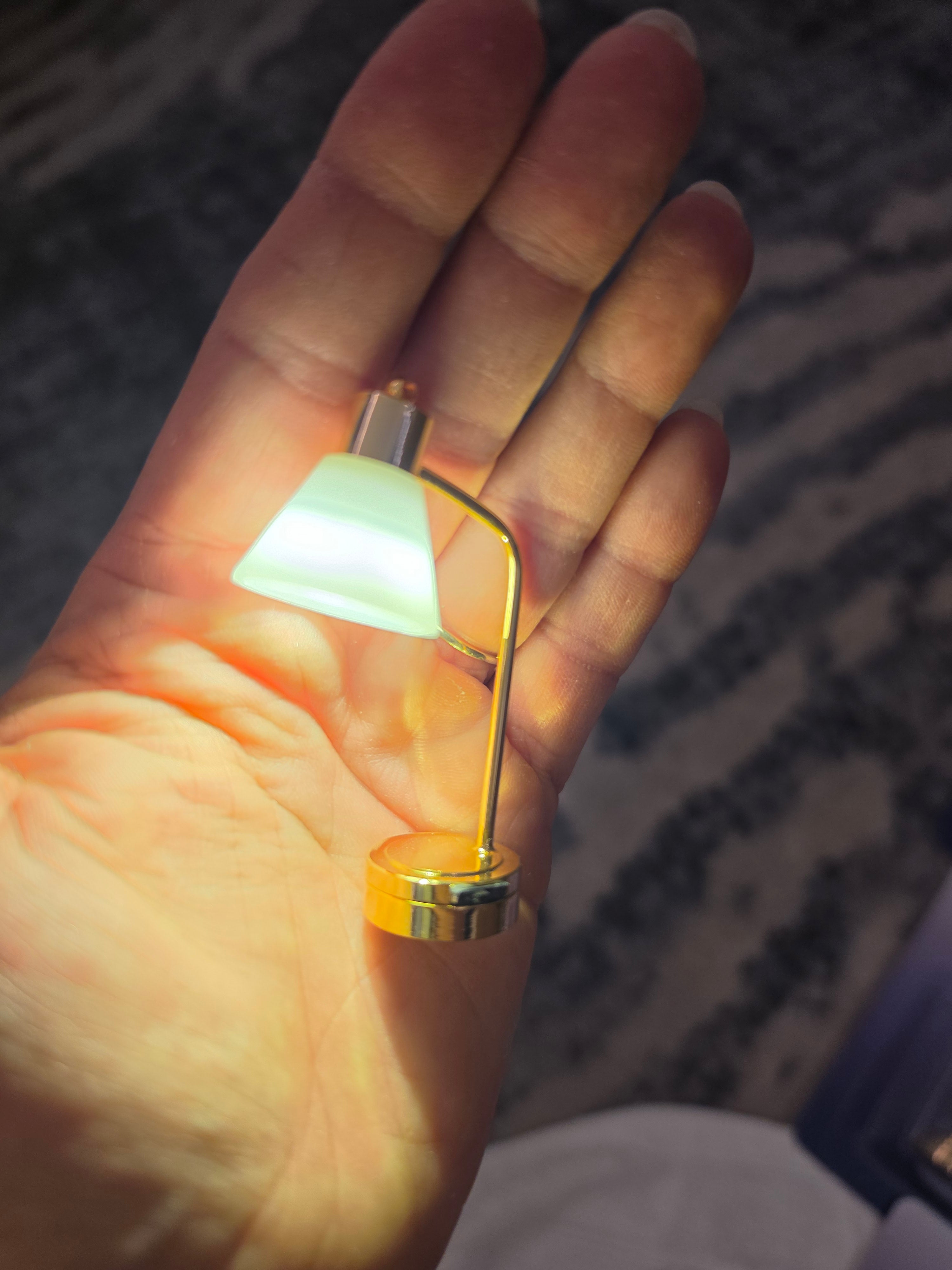 Lampe de bureau dorée miniature vue de côté