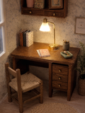Lampe de bureau miniature dorée à abat-jour blanc, échelle 1/12