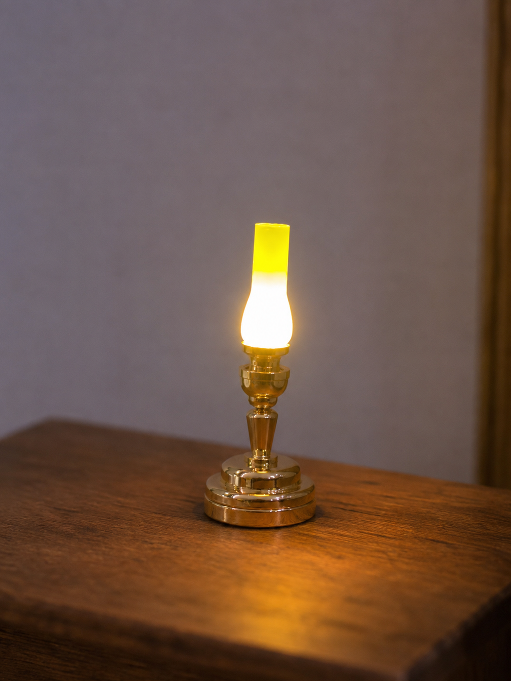 Lampe de chevet miniature allumée sur une table de nuit
