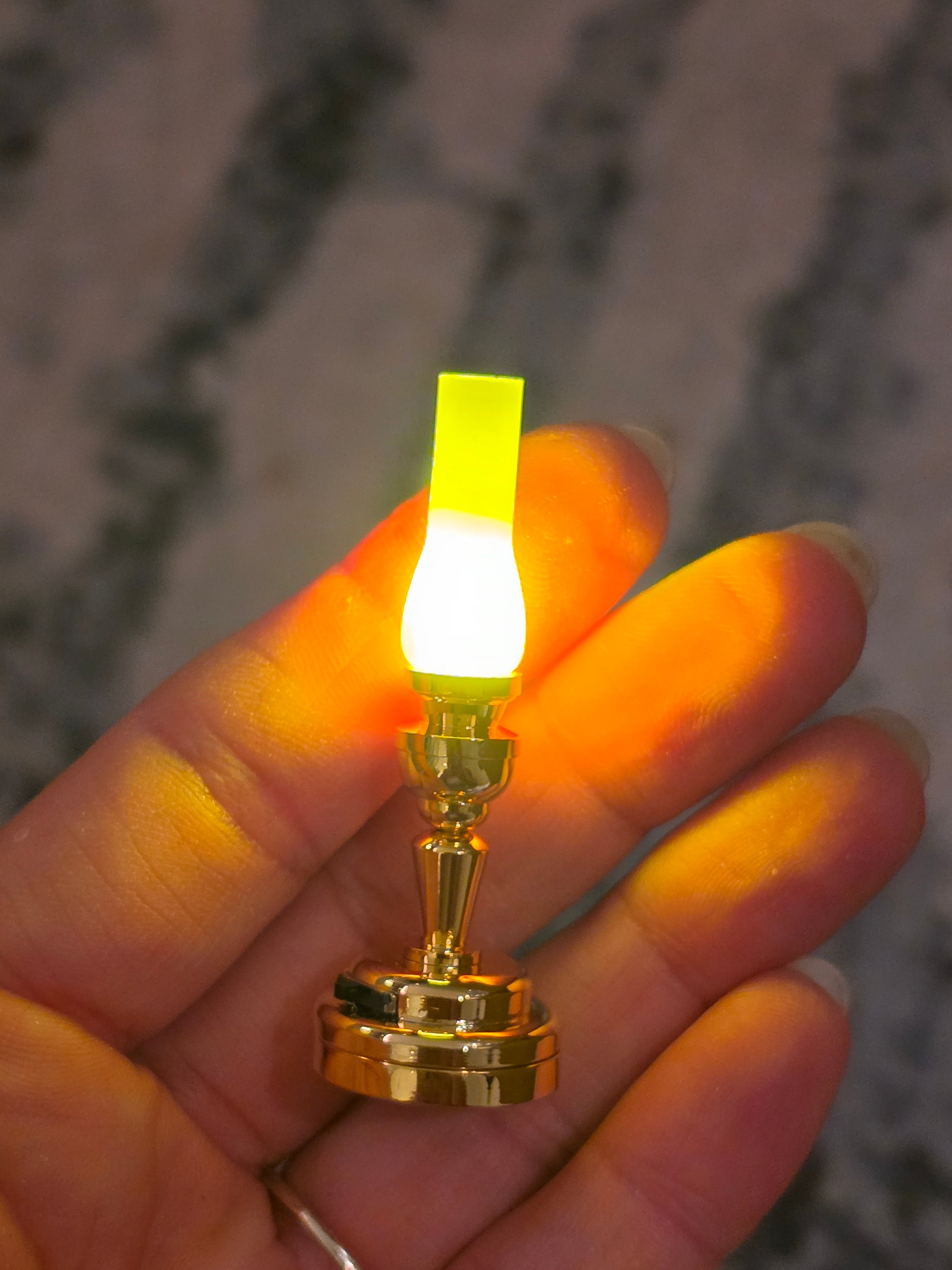 Finition métal doré de la lampe de chevet miniature
