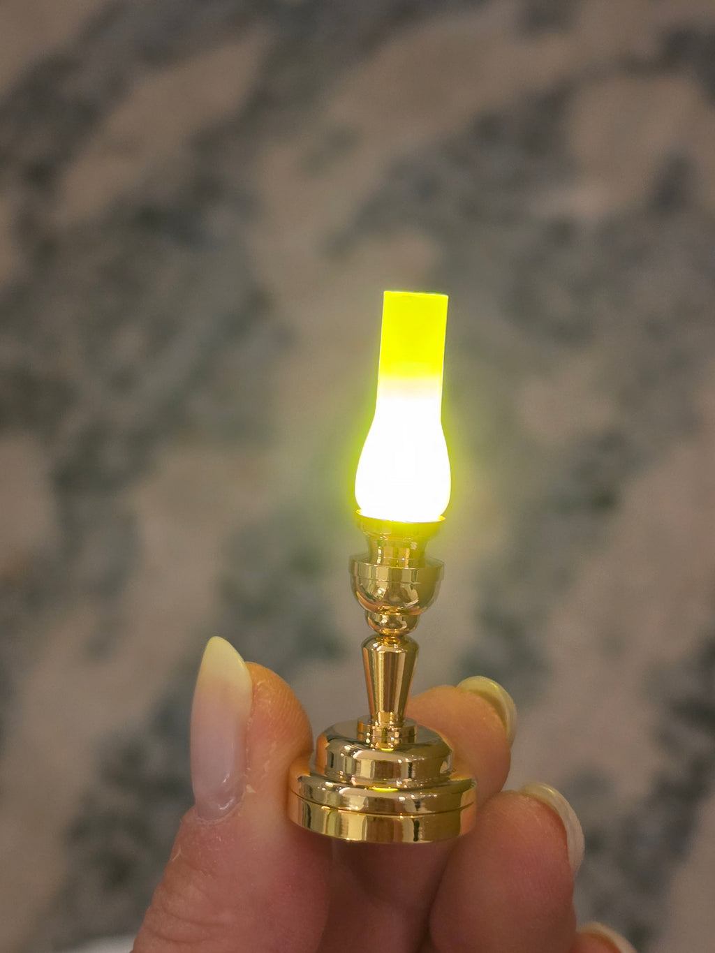 Lampe de chevet miniature en situation dans une chambre