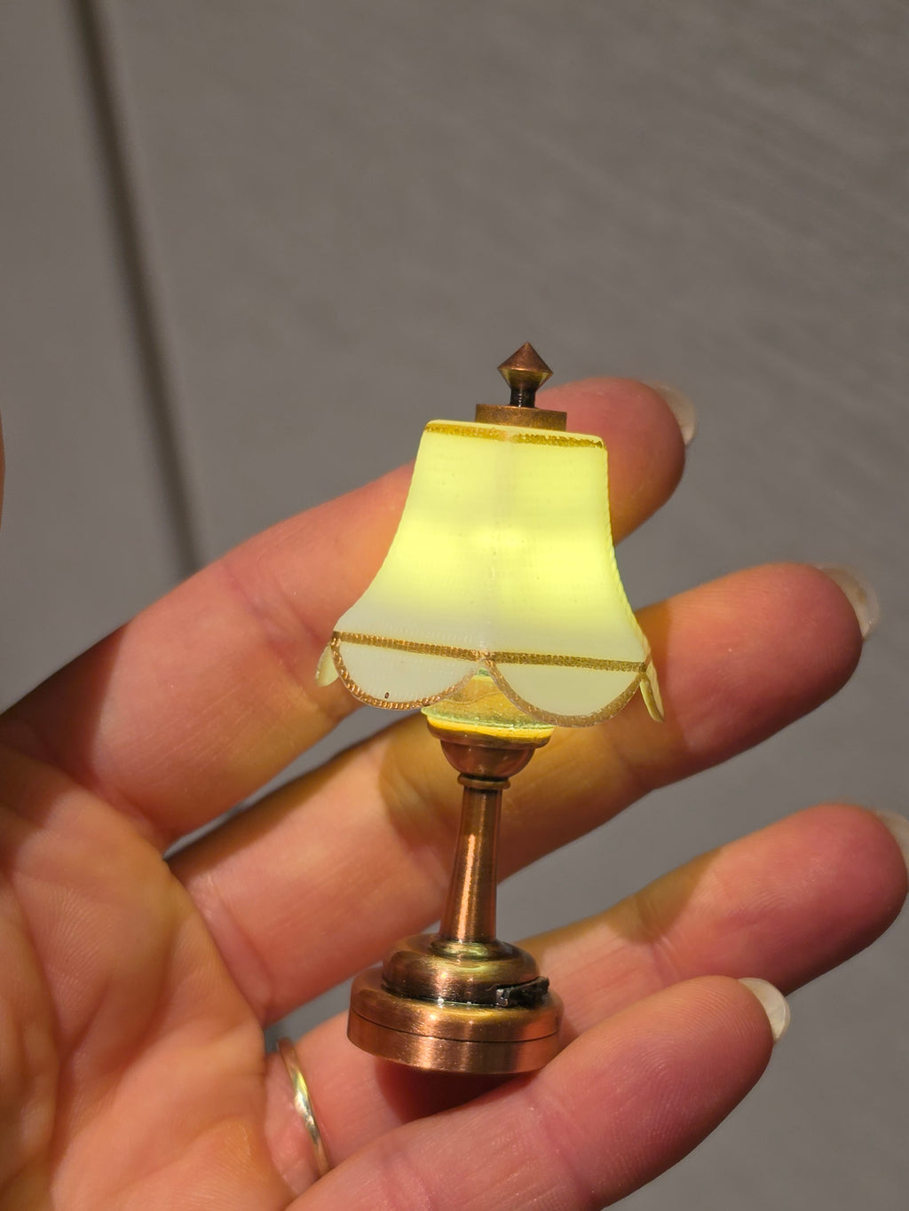 Lampe de table miniature vintage vue de côté