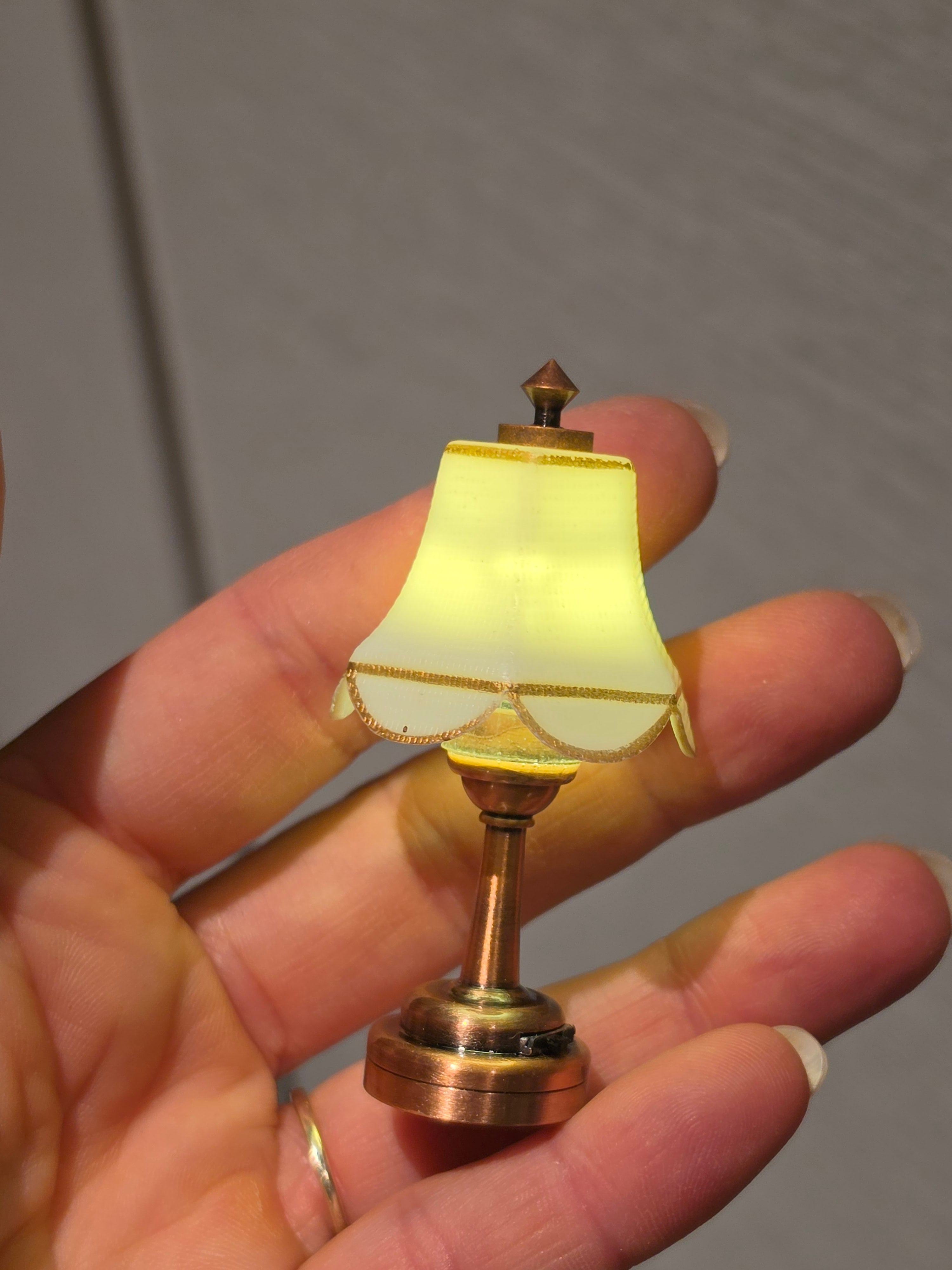 Lampe de table miniature vintage vue de côté