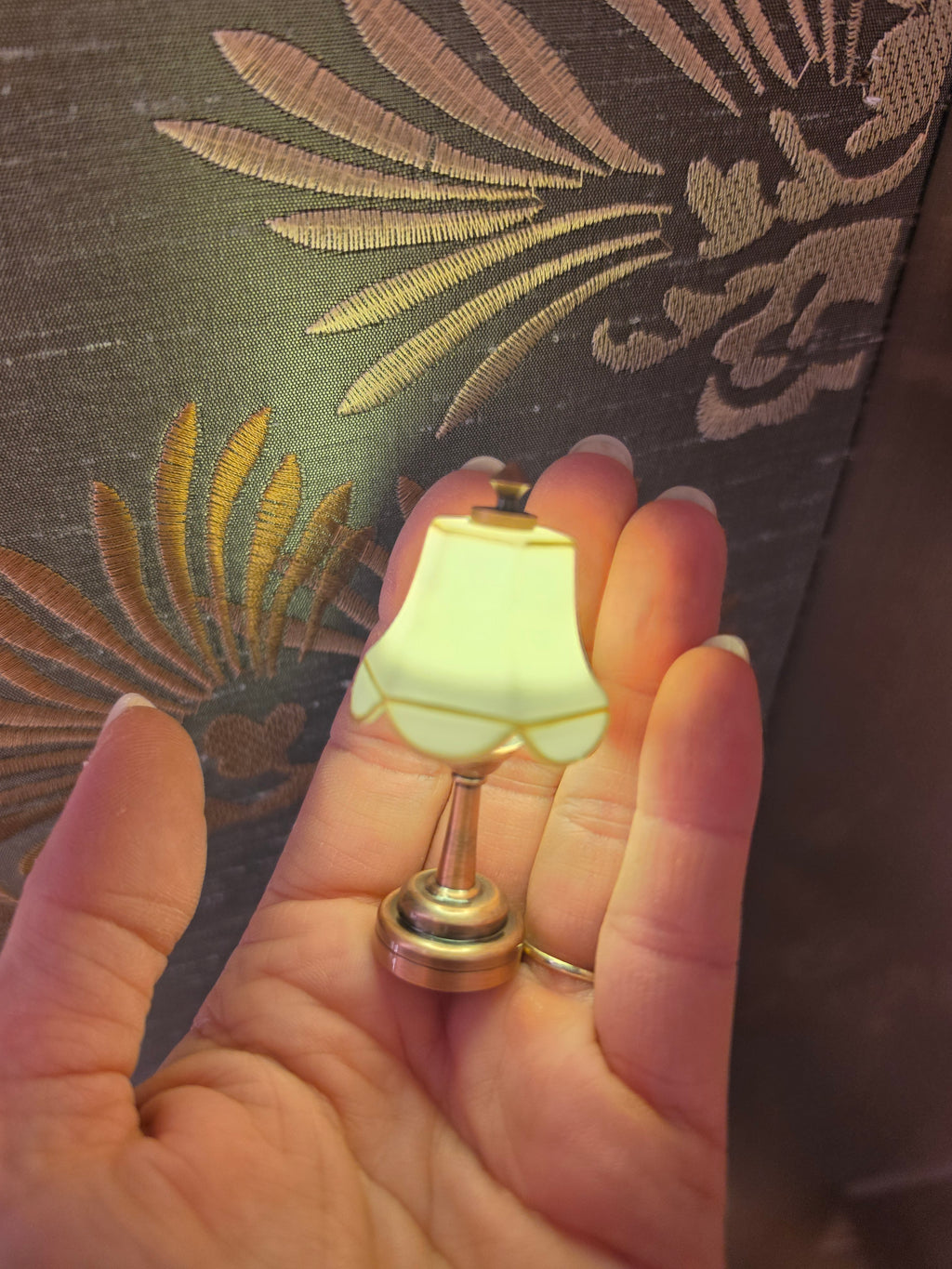 Lampe de table miniature en situation sur un chevet