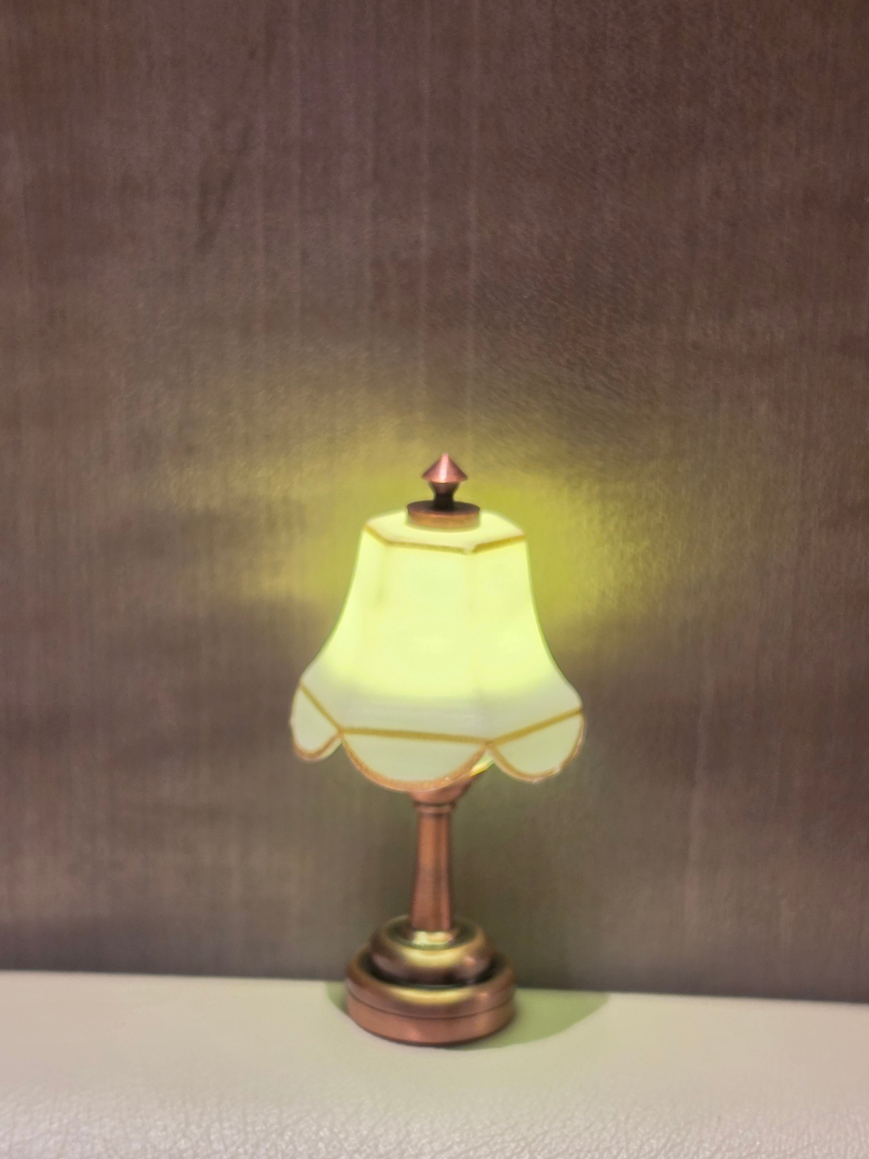 Pied bronze vieilli de la lampe de table miniature