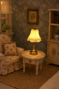 Lampe de table miniature vintage bronze à LED, échelle 1/12
