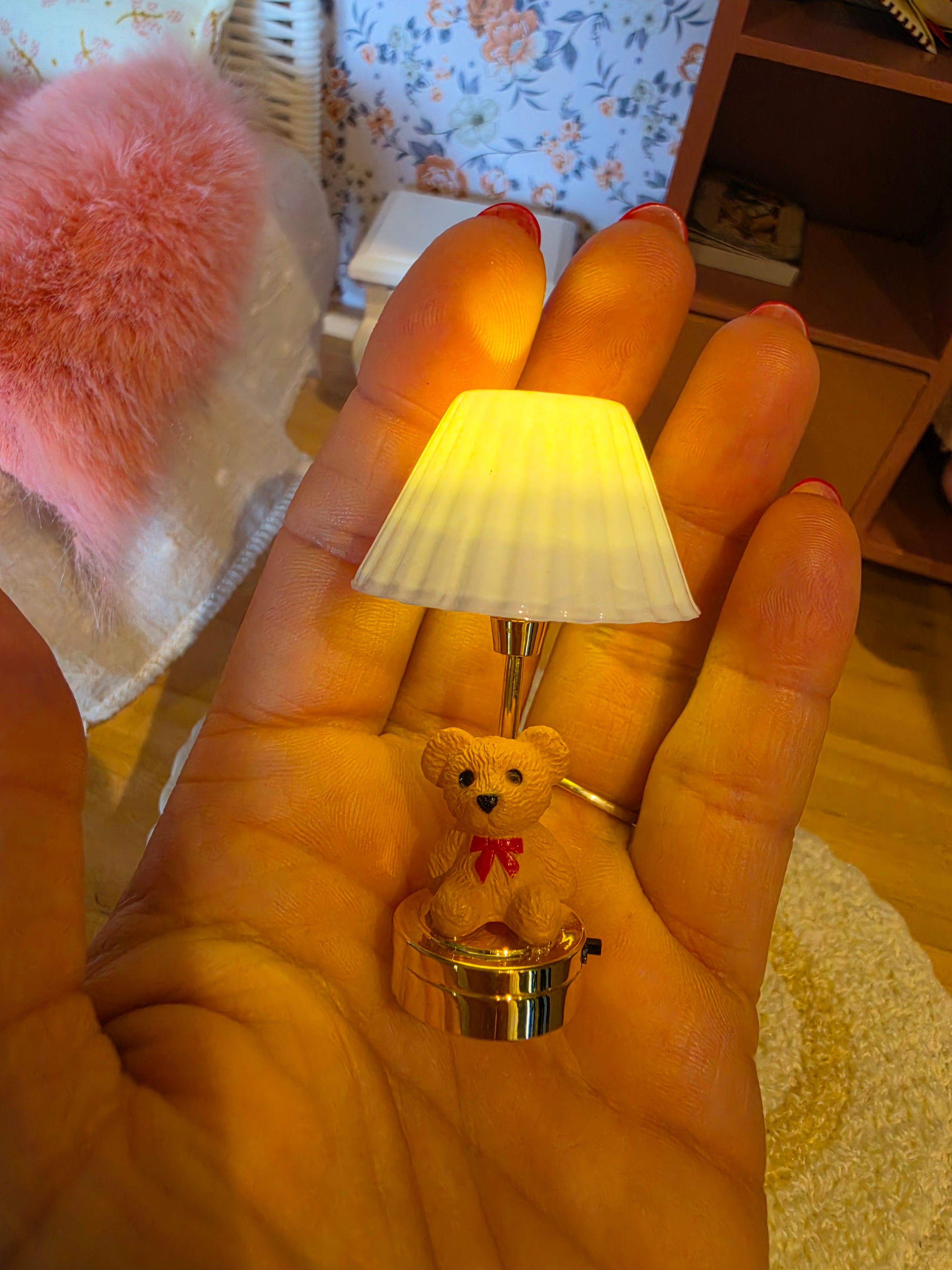 Lampe ourson miniature allumée dans une chambre d'enfant
