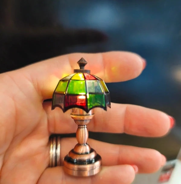 Lampe Tiffany miniature allumée, couleurs vertes rouges et ambrées