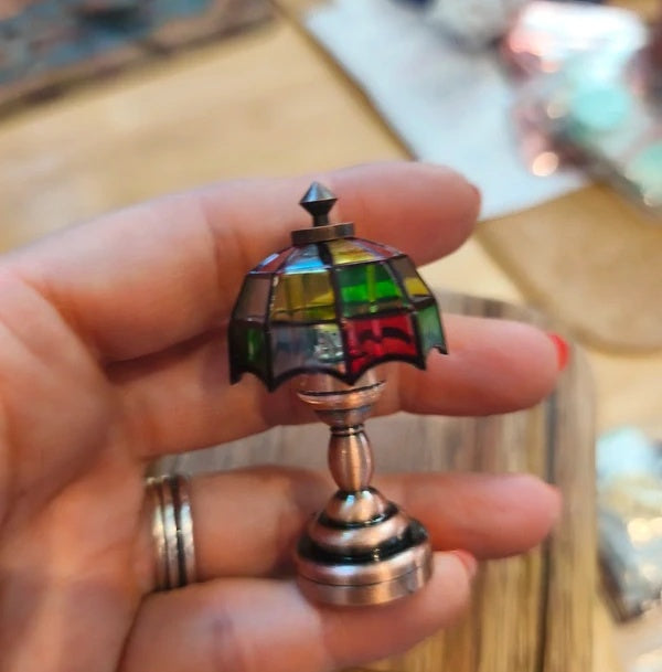 Détail de l'abat-jour vitrail de la lampe Tiffany miniature