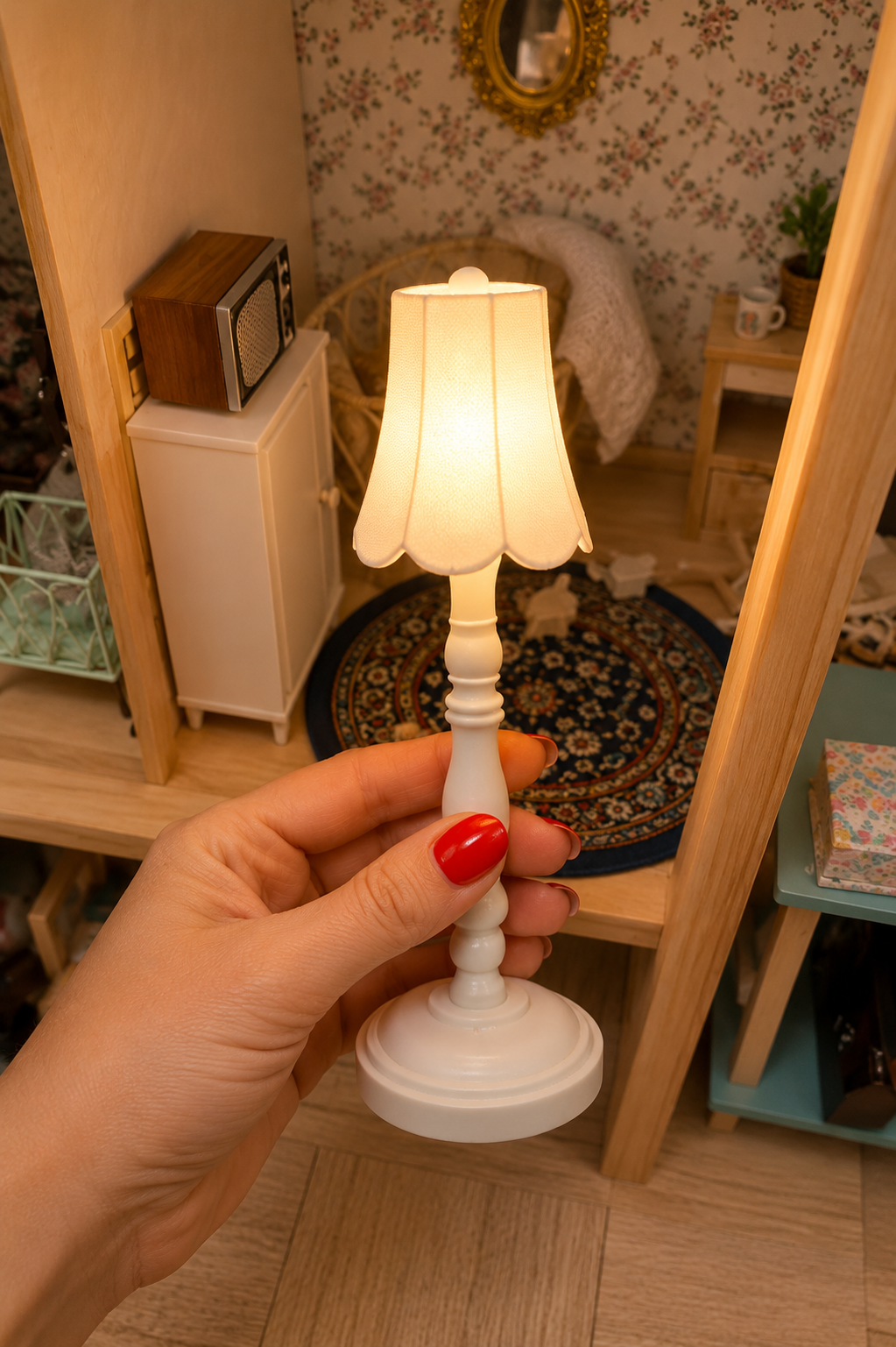 Lampe sur pied blanche miniature allumée
