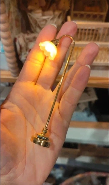 Lampe miniature sur pied dorée allumée de nuit