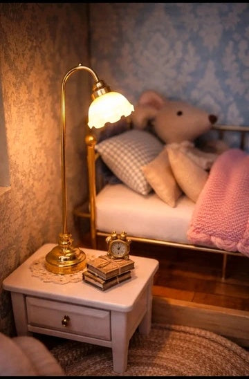 Lampe miniature sur pied dorée en situation dans un salon